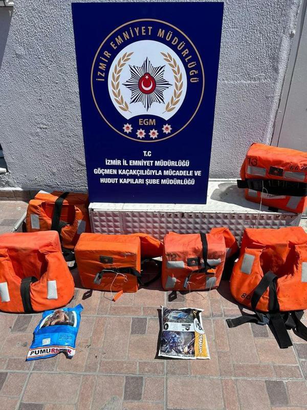 İzmir\'de 11 kaçak göçmen ve 6 organizatör yakalandı