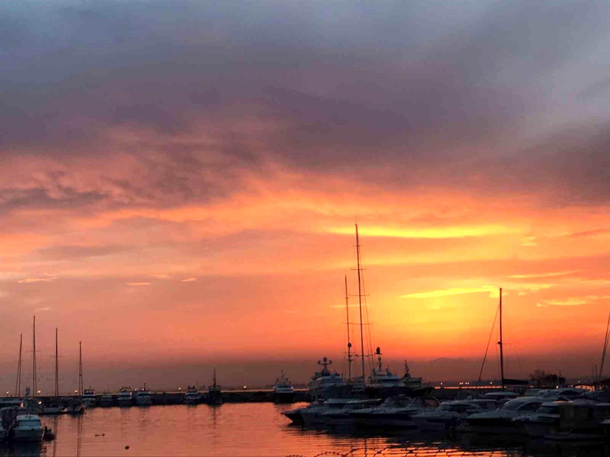 Kadıköy\'de kartpostallık gün doğumu