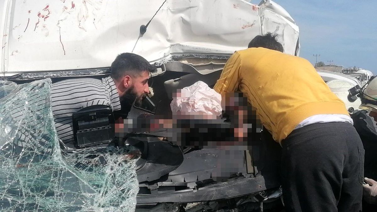 Kamyona arkadan çarpıp sıkışan sürücü için can pazarı kuruldu