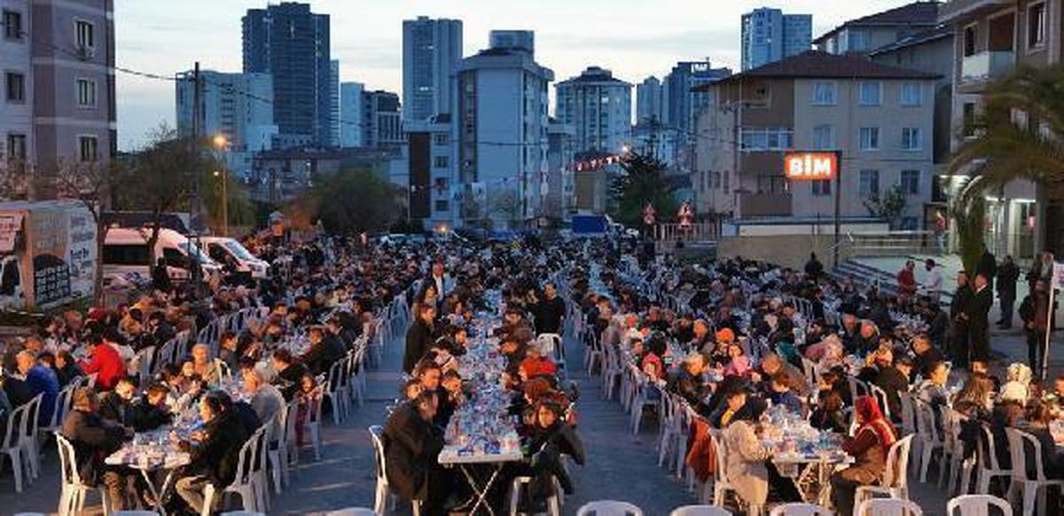Kartal\'da sokak iftarı düzenlendi