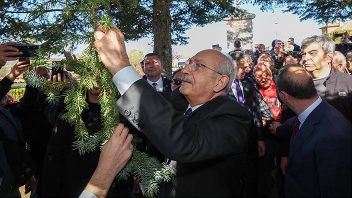 Kılıçdaroğlu, marteniçka bilekliğini Bulgaristan\'da Türkan Bebek Anıtı\'ndaki ağaca astı