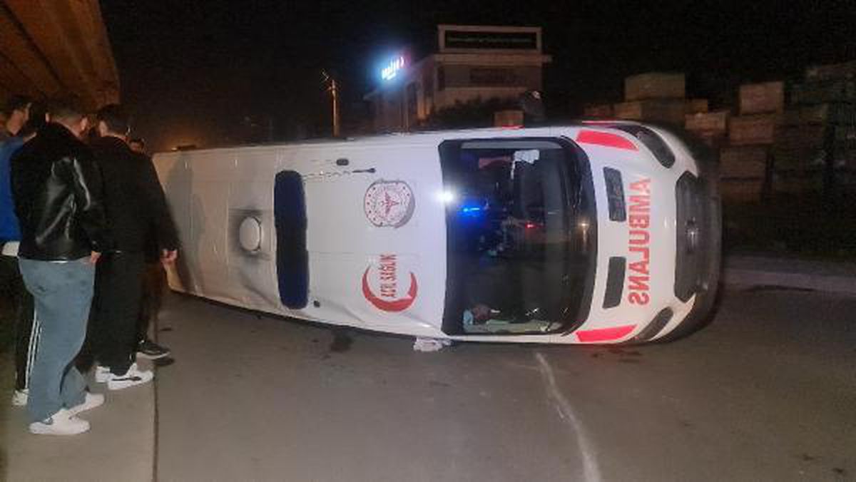 Kocaeli\'de ambulans ile özel halk otobüsü çarpıştı: 3 yaralı