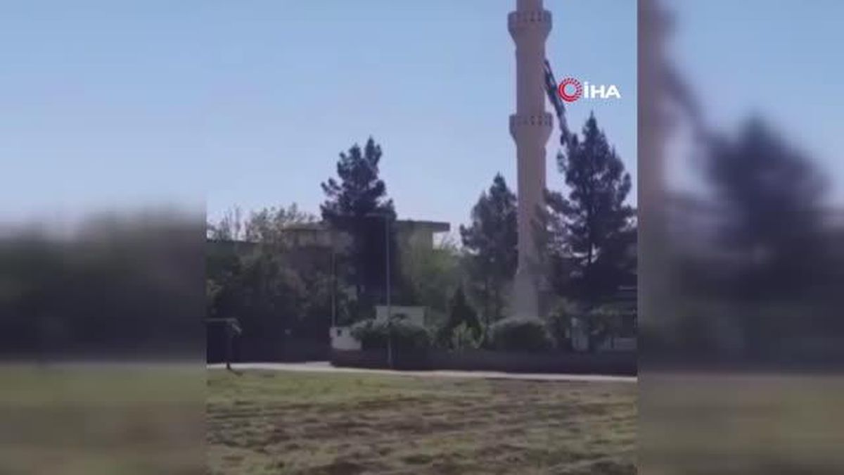 Kontrollü yıkımda cami minaresi böyle çöktü