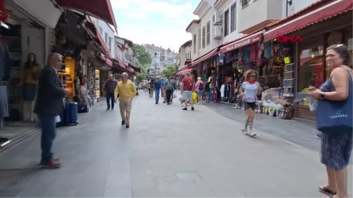 KUŞADASI\'NA DÖRT GEMİYLE DENİZDEN TOPLAM 6 BİN TURİST