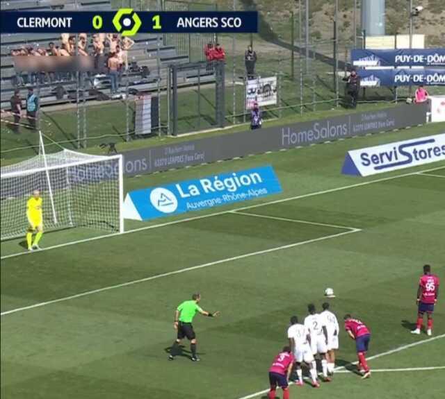 Maçı izleyenler gözlerini kapatmak zorunda kaldı! Futbolcunun dikkatini dağıtmak için pantolon indirdiler