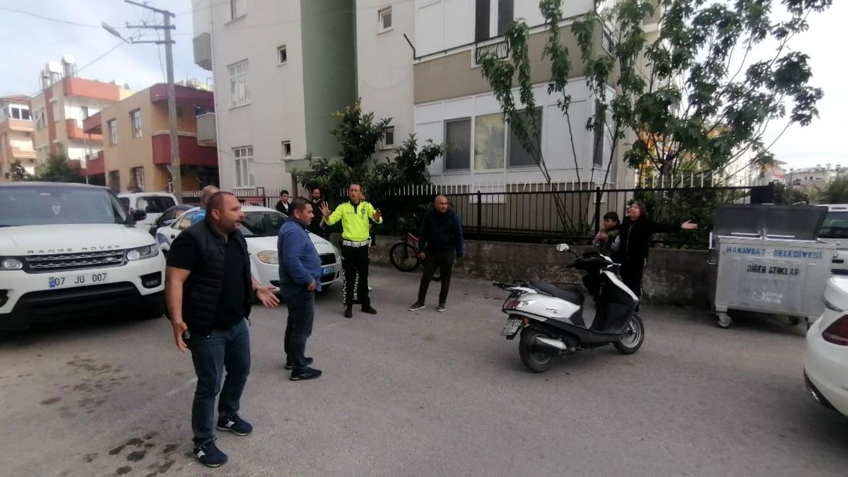 Maddi hasarlı kazanın ardından araç sürücüleri birbirlerine girdi