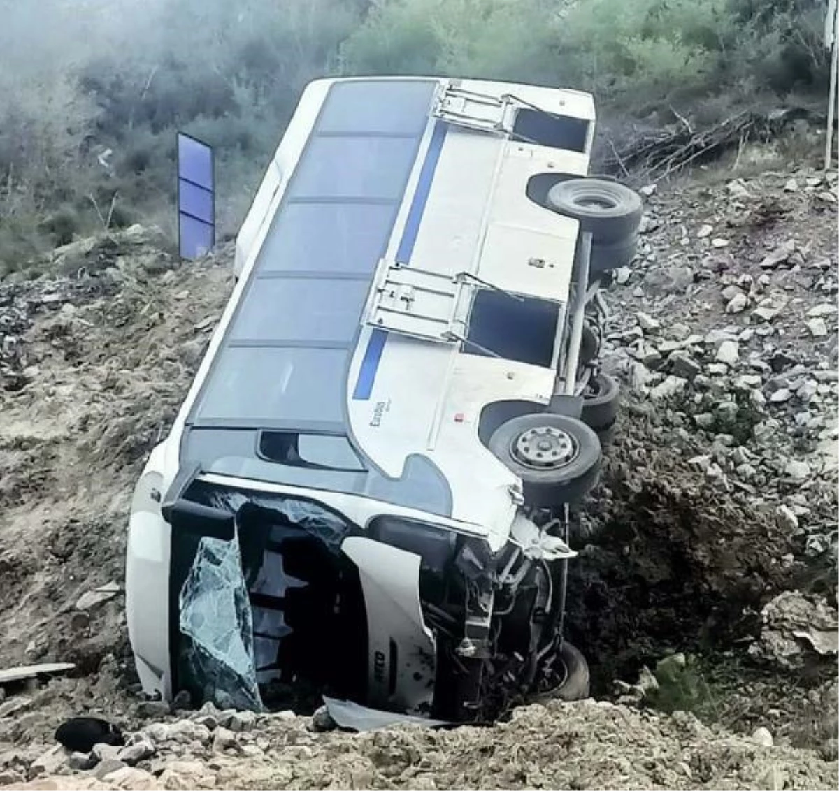 Manisa\'da maden işçilerini taşıyan servis minibüsü devrildi: 6 yaralı
