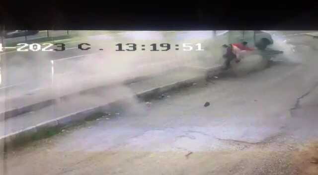 Otomobil duraktaki 5 kişiye çarptı, insanlar savruldu, dehşet anları kameraya yansıdı Otomobil duraktaki 5 kişiye çarptı, insanlar savruldu, dehşet anları kameraya yansıdı