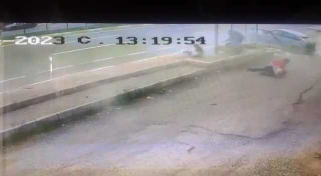 Otomobil duraktaki 5 kişiye çarptı, insanlar savruldu, dehşet anları kameraya yansıdı Otomobil duraktaki 5 kişiye çarptı, insanlar savruldu, dehşet anları kameraya yansıdı