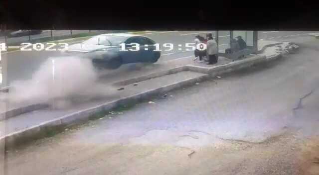 Otomobil duraktaki 5 kişiye çarptı, insanlar savruldu, dehşet anları kameraya yansıdı Otomobil duraktaki 5 kişiye çarptı, insanlar savruldu, dehşet anları kameraya yansıdı