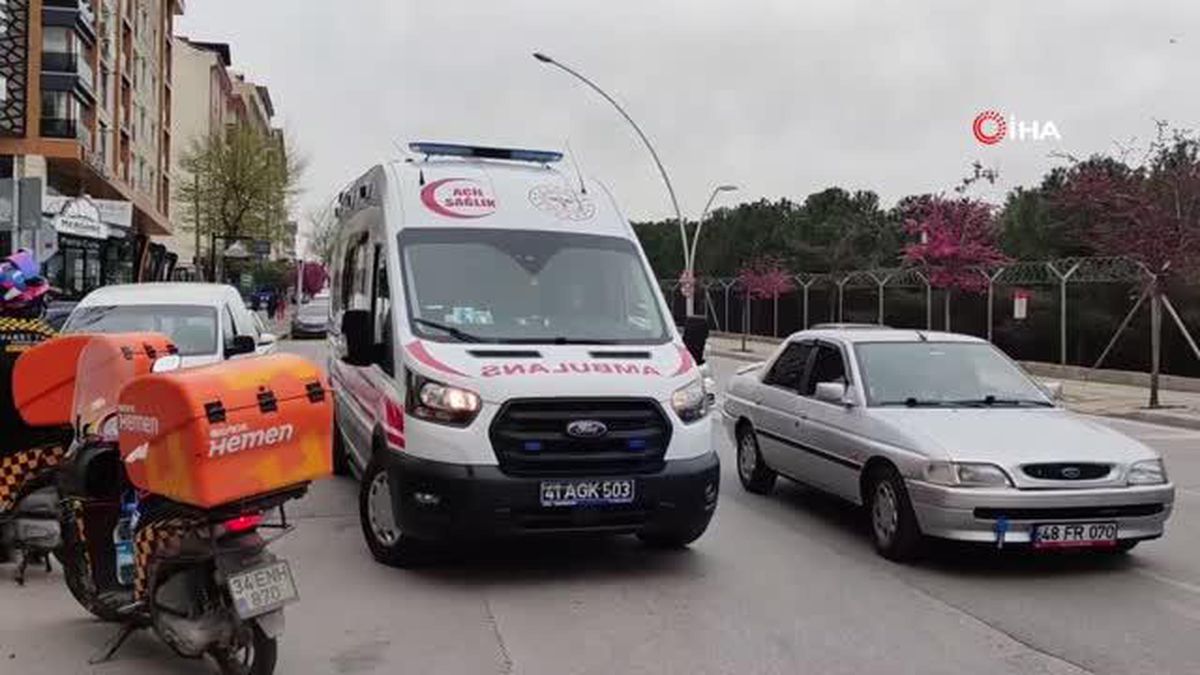 Otomobilin sıkıştırdığı motosiklet sürücüsü yaralandı