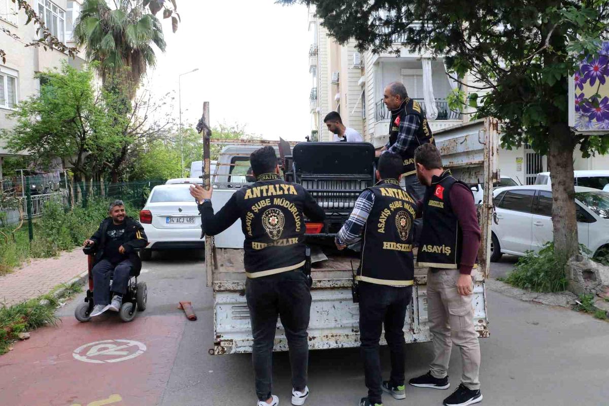 Polis, bedensel engellilerin çalınan ekmek teknelerini bulup ayaklarına kadar getirdi