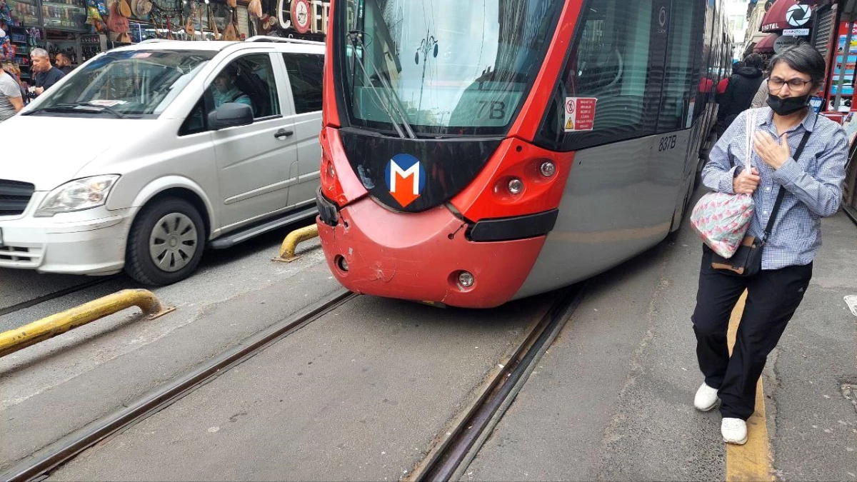 Sirkeci\'de tramvay raydan çıktı