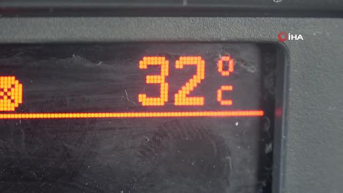 Termometreler 32 dereceyi gösterdi, vatandaşlar parklara akın etti