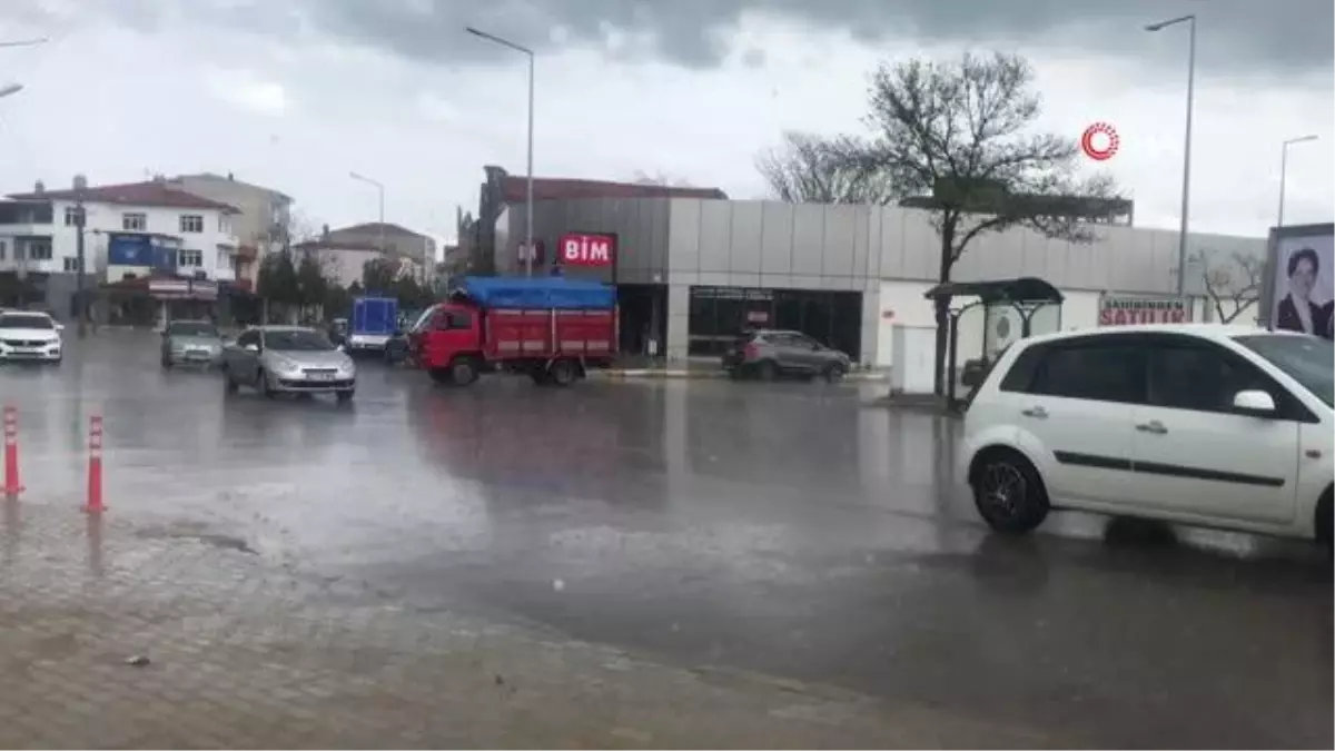 Uzunköprü'de sağanak yağış etkili oldu: Caddelerde su birikintisi oluştu, mazgallar taştı