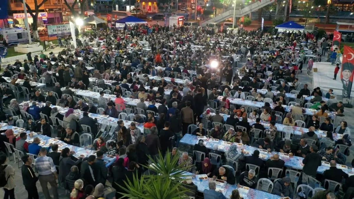 Vatandaşlar Aydın Büyükşehir Belediyesi\'nin iftar sofralarında buluşuyor