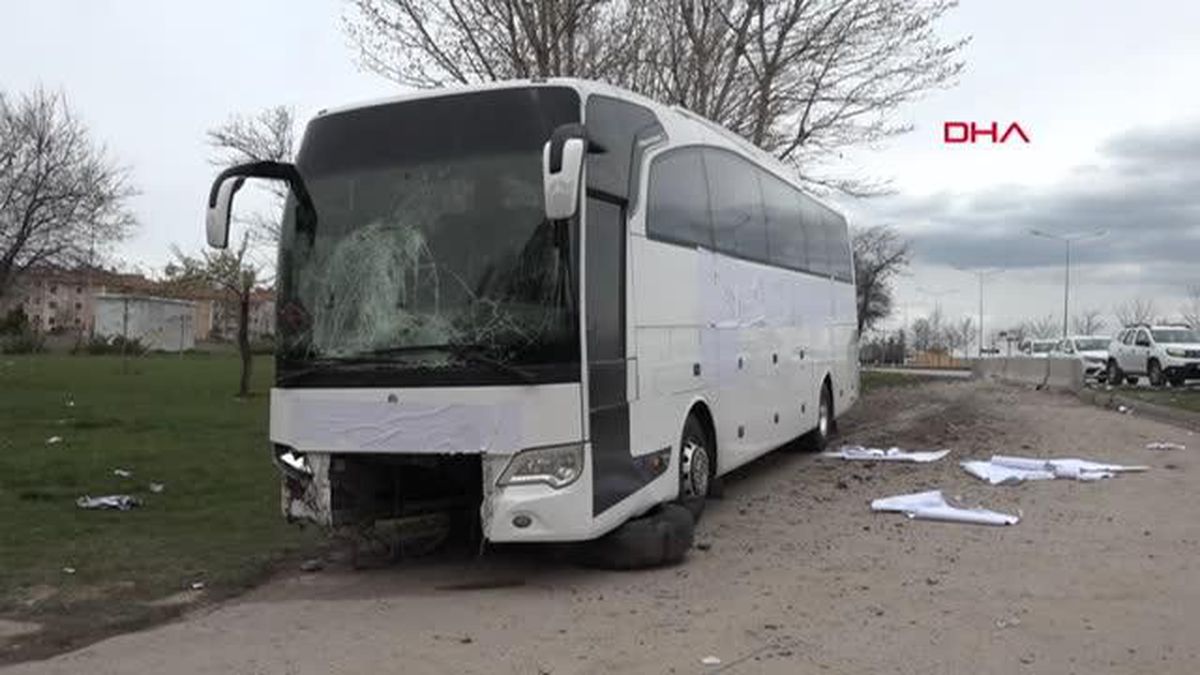 YOLCU OTOBÜSÜ BETON BLOĞA ÇARPTI: 17 YARALI