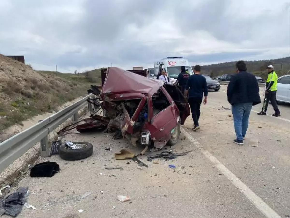 AFYONKARAHİSAR\'DA OTOMOBİLLER ÇARPIŞTI; 1 ÖLÜ, 7 YARALI