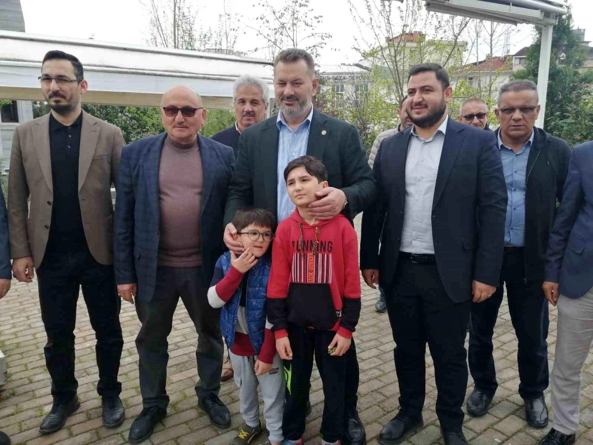 AK Parti Milletvekili adayı Hasan Turan Pendik\'te vatandaşlarla bir araya geldi