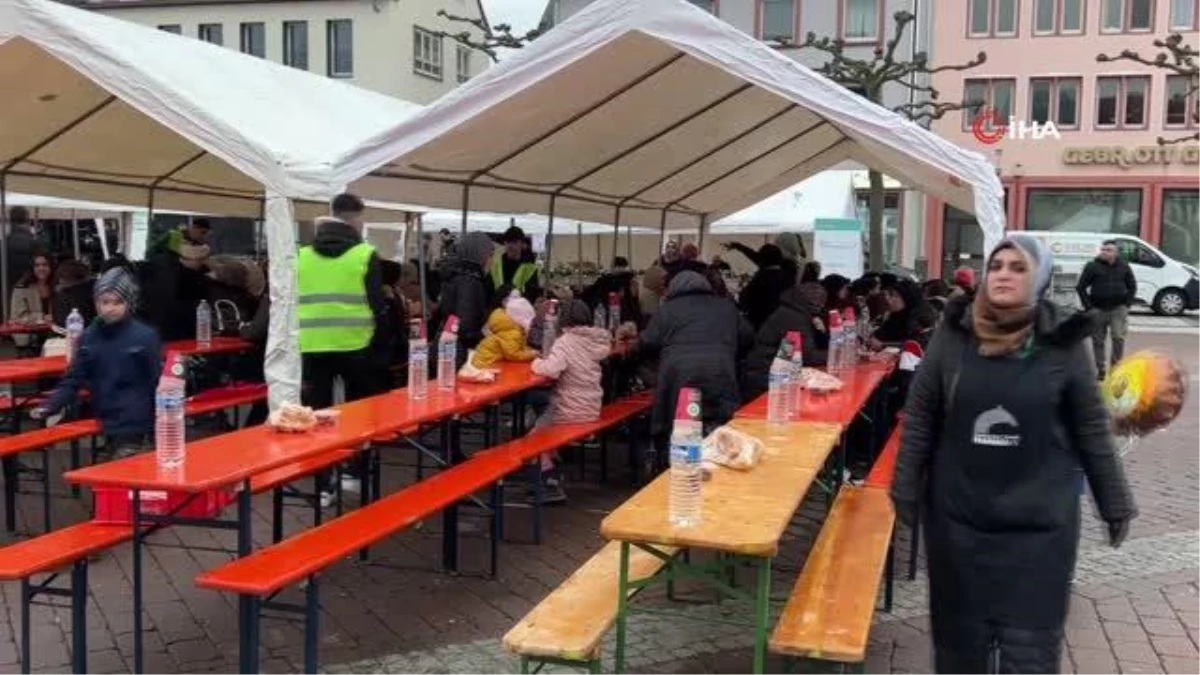Almanya\'da ırkçı saldırının meydana geldiği bölgede toplu iftar! 3 bine yakın Müslüman aynı sofrada buluştu