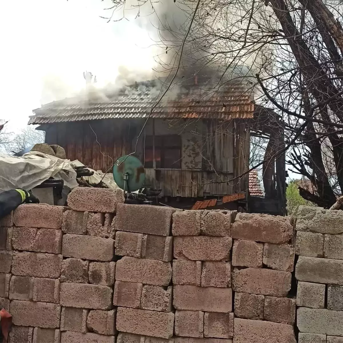 Antalya\'da evdeki yangında dumandan zehirlenen şahıs hayatını kaybetti