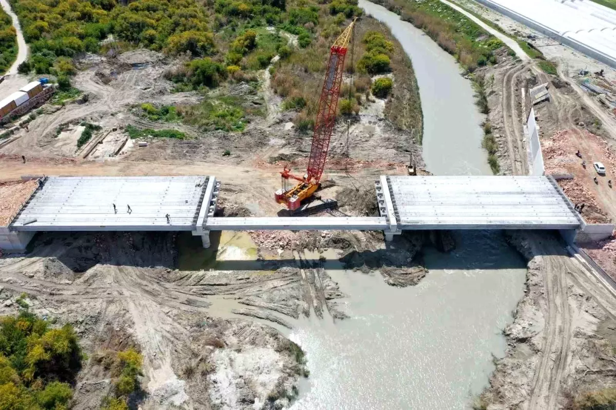 Antalya ile Muğla\'yı birleştirecek Patara Köprüsü\'nün kirişleri yerleştirildi