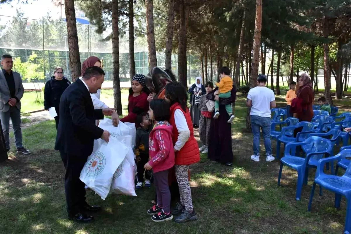 Bağlar Belediyesi bayram öncesi ihtiyaç sahibi vatandaşlara giysi desteğinde bulundu