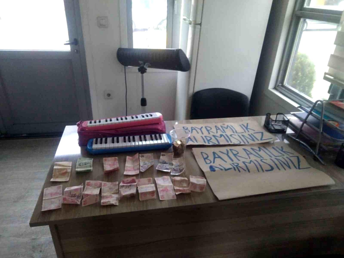 "Bayramlık alır mısınız?" pankartı ile çocukları dilendiriyorlar