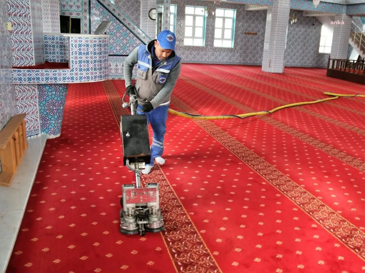 Çerkezköy Belediyesi Ekiplerinden İlçedeki İbadethanelerde Temizlik Çalışması