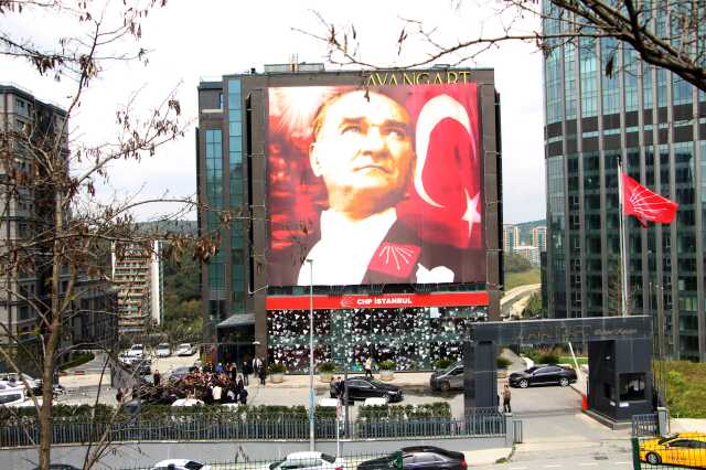 CHP İstanbul İl Başkanlığı civarında ateş açılmasına ilişkin firari şüpheli yakalandı CHP İstanbul İl Başkanlığı civarında ateş açılmasına ilişkin firari şüpheli yakalandı