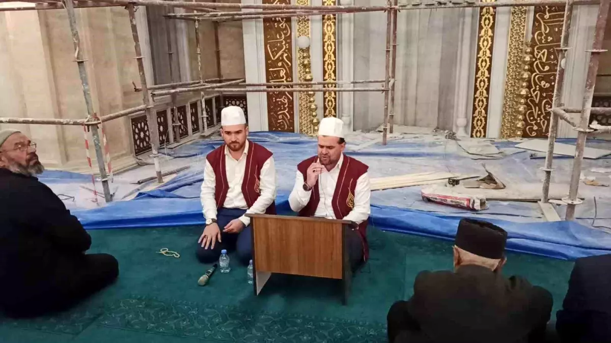 Depremin vurduğu Afşin\'de Kadir Gecesi\'nde camiler doldu taştı