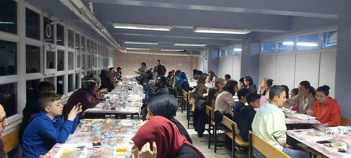 Depremzedelere manevi destek iftarı