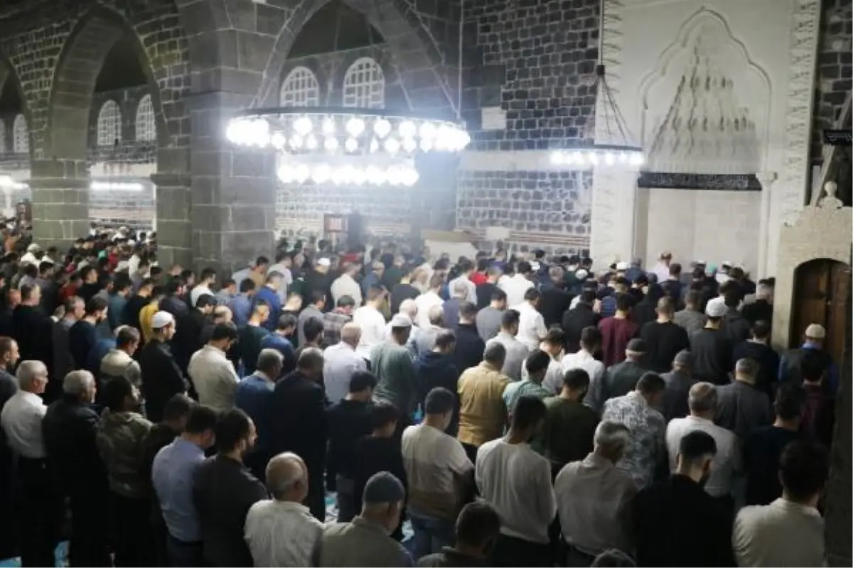 Diyarbakır\'da tarihi Ulu Cami, Kadir Gecesi\'nde doldu taştı