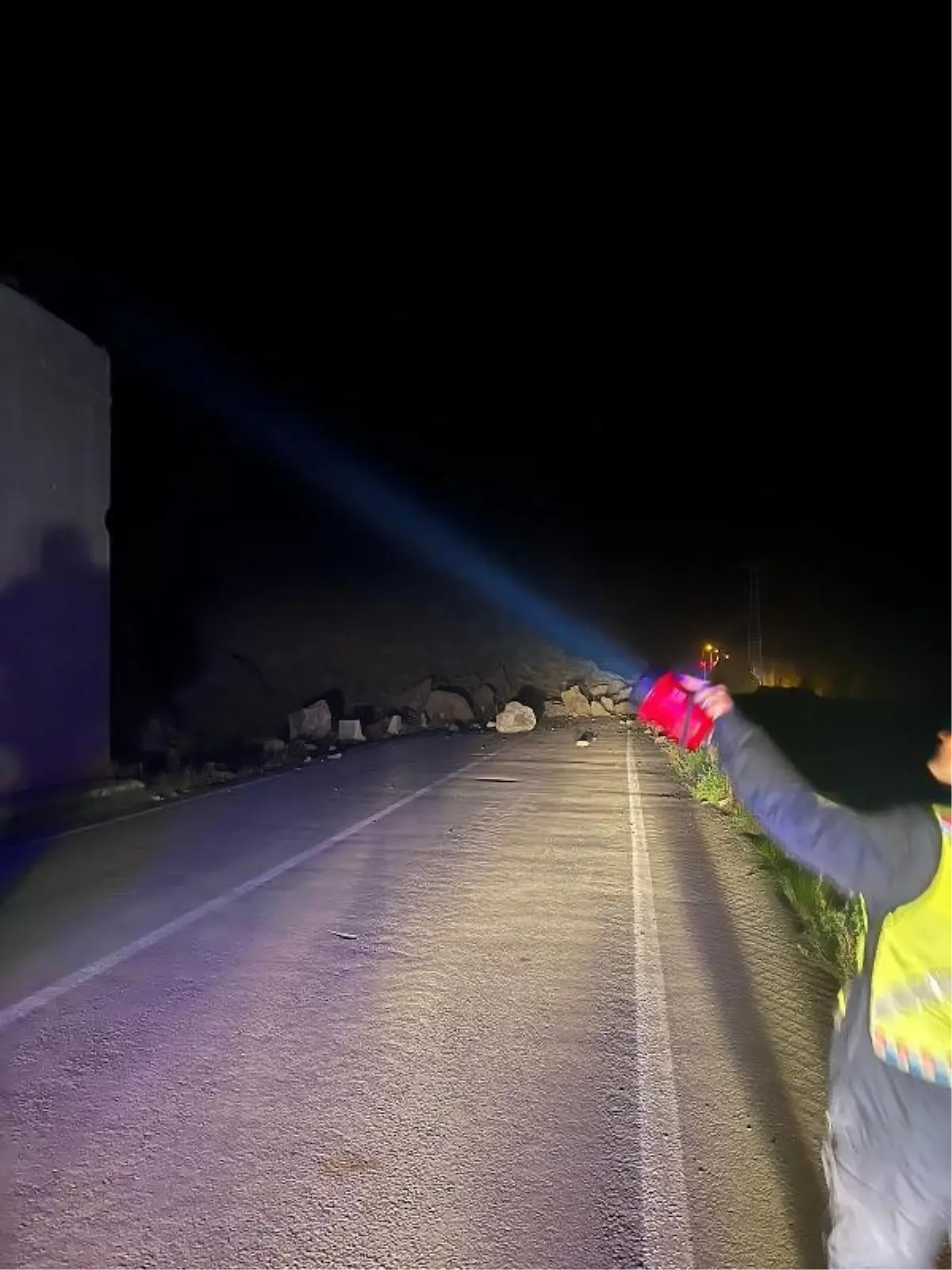 Heyelan nedeniyle Artvin-Erzurum karayolu ulaşıma kapandı