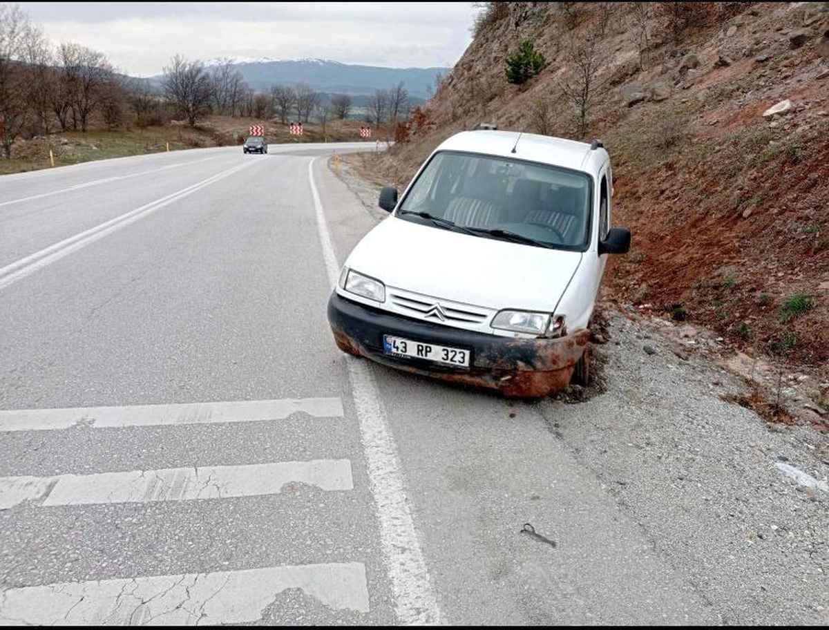 Gediz\'de trafik kazasında yaşlı karı koca yaralandı