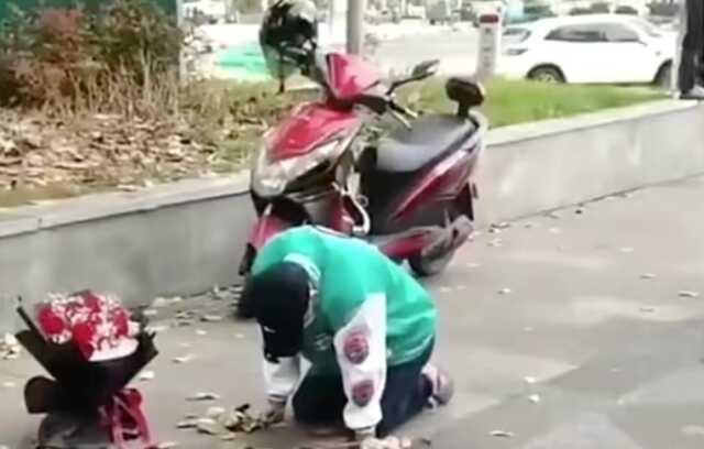 Genç adam, 21 saat boyunca yağmur altında diz çökerek kız arkadaşından af diledi Genç adam, 21 saat boyunca yağmur altında diz çökerek kız arkadaşından af diledi