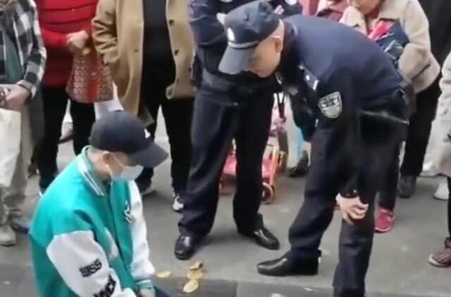 Genç adam, 21 saat boyunca yağmur altında diz çökerek kız arkadaşından af diledi Genç adam, 21 saat boyunca yağmur altında diz çökerek kız arkadaşından af diledi