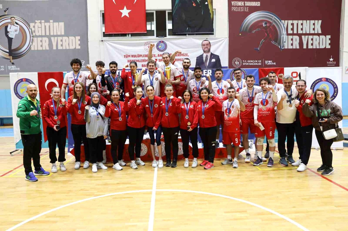 Gölcük\'ün işitme engelliler kadın ve erkek voleybol takımı 3. kez Türkiye şampiyonu oldu