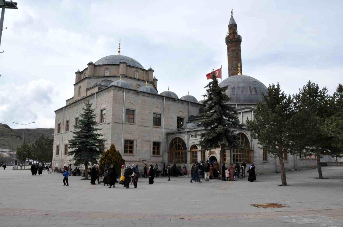 Harakani Türbesi\'nde Kadir Gecesi bereketi!