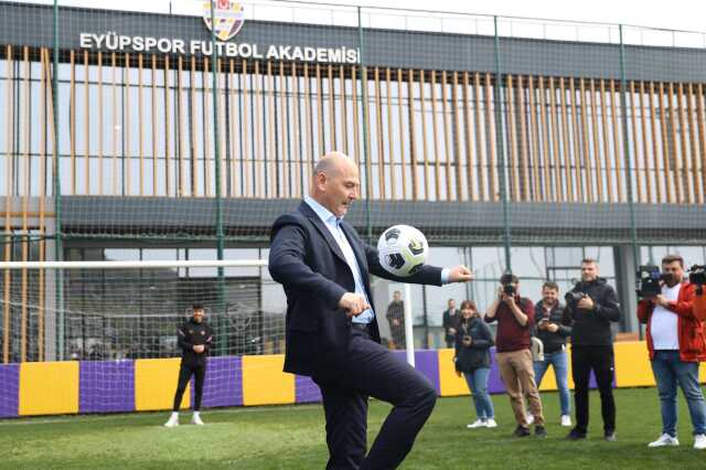 İçişleri Bakanı Süleyman Soylu, Eyüpspor'u ziyaret etti! Futbol topuyla yaptıkları alkış aldı İçişleri Bakanı Süleyman Soylu, Eyüpspor'u ziyaret etti! Futbol topuyla yaptıkları alkış aldı