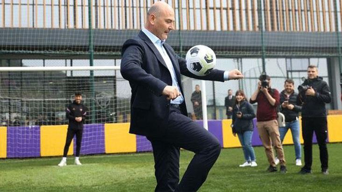Süleyman Soylu, Eyüpspor ziyaretinde futbol topuyla şov yaptı