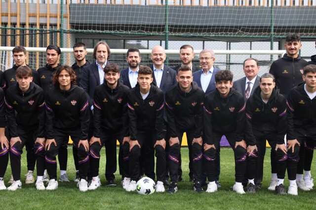 İçişleri Bakanı Süleyman Soylu, Eyüpspor'u ziyaret etti! Futbol topuyla yaptıkları alkış aldı İçişleri Bakanı Süleyman Soylu, Eyüpspor'u ziyaret etti! Futbol topuyla yaptıkları alkış aldı