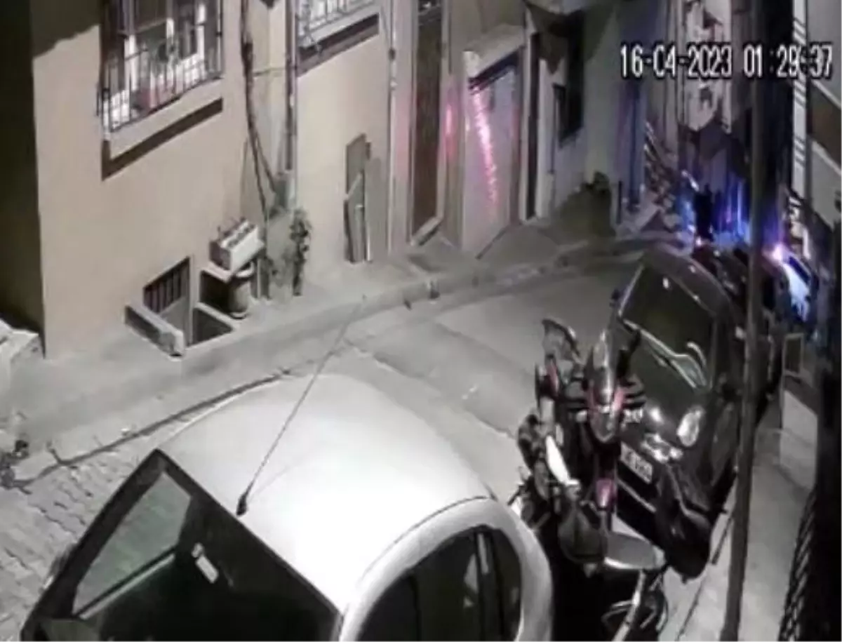 İstanbul\'da bakkala silahlı saldırı kamerada: Motosikletle gelip kurşun yağdırdılar
