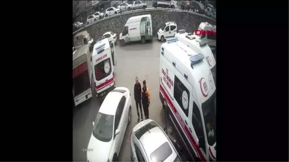 İSTANBUL-ESENYURT\'TA SAĞLIKÇILARA LEVYE İLE SALDIRI