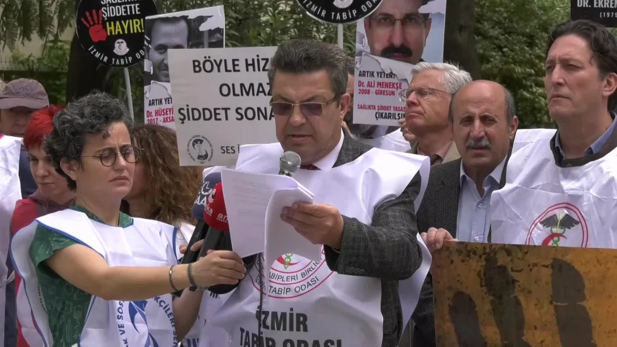 İzmir\'de Sağlıkçılardan Şiddet Protestosu: "Sağlık Terörünün Sorumluluğu Kamu İdaresindedir ve Tüm Kayıplarımız Adına İki Elimiz Yakanızdadır"