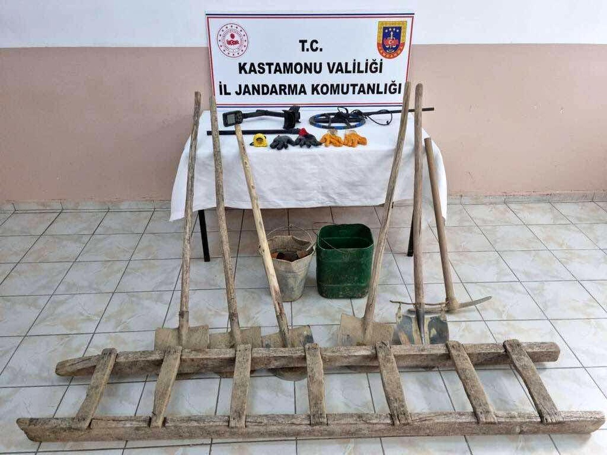 Kaçak kazı yapan definecilere suçüstü: 3 gözaltı