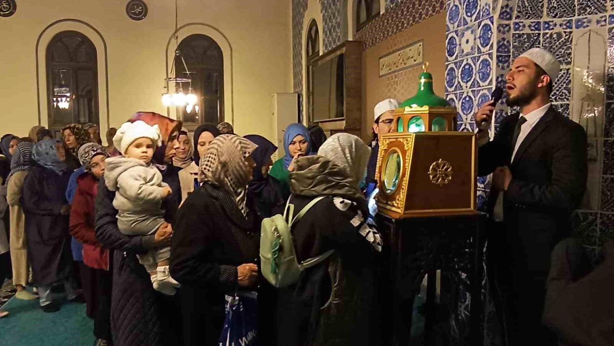 Kadir Gecesi\'nde Sakal-ı Şerif ziyaretçi akınına uğradı