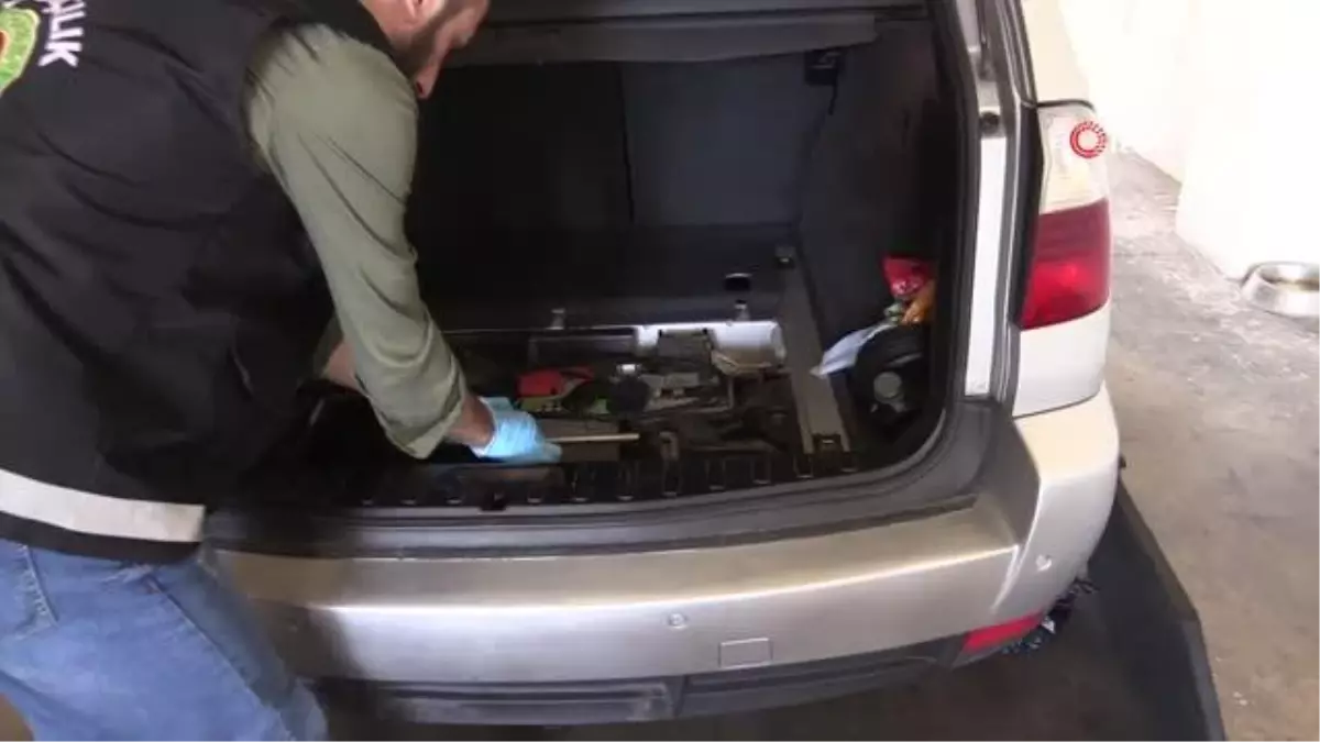 Kapıkule\'de güvercin operasyonu: Aracın stepnesinden kanatları bağlanmış 44 adet güvercin çıktı