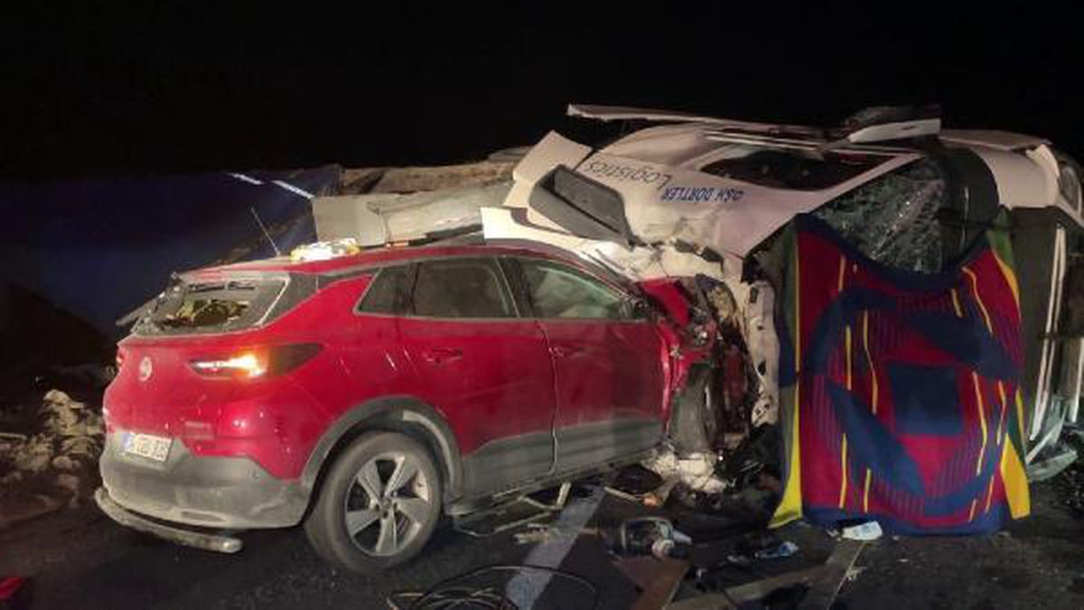 Karşı şeride geçip devrilen TIR\'a cip çarpıştı: 2 ölü 4 yaralı