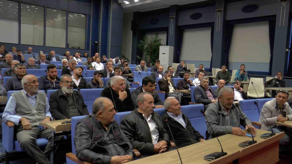 Kayseri\'de otobüsçü esnafı belediyede toplandı